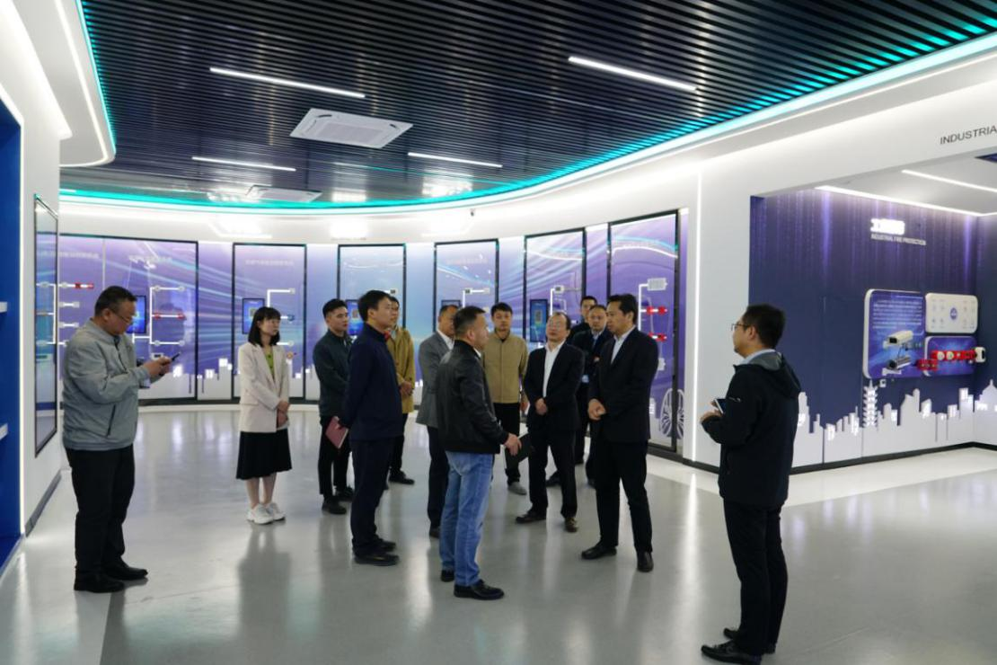 安徽省數據資源管理局黨組成員、副局長(cháng) 王愛(ài)學(xué)一行調研依愛(ài)消防